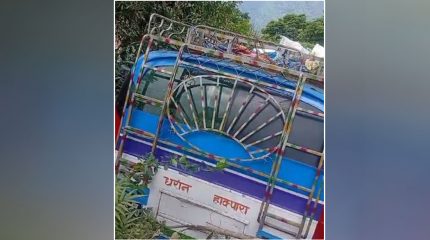 धनकुटाको चारखोले गोलाइमा बस दुर्घटना