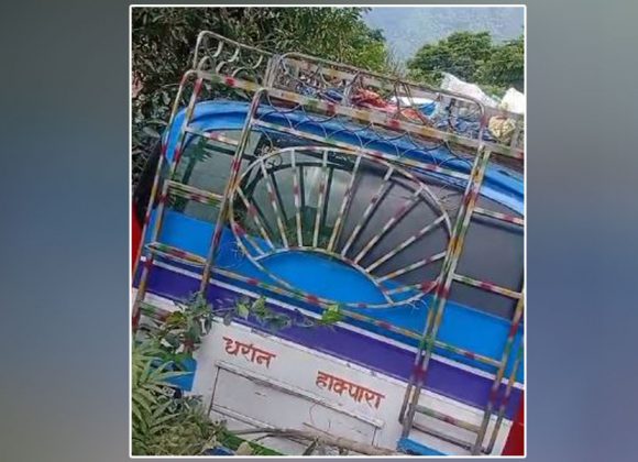धनकुटाको चारखोले गोलाइमा बस दुर्घटना
