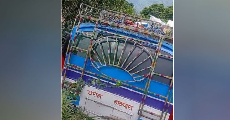 धनकुटाको चारखोले गोलाइमा बस दुर्घटना