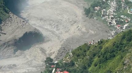 बाढीले रसुवा भन्सारबाट पाँच सय गाडी बगाएको अनुमान, दुई दर्जन कर्मचारी सम्पर्कविहीन