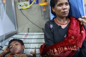 चार वर्षदेखि रोगले थलिएका बालकको डा. सुनिल शर्माको पहलमा निःशुल्क उपचार