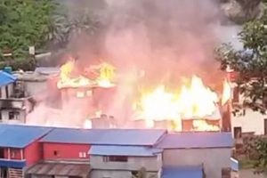 ताप्लेजुङको दोभान बजारमा भीषण आगलागी, नियन्त्रण प्रयास जारी