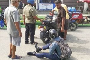 विराटनगरमा ट्राफिकले चलाएको मोटरसाइकल र सफारी ठोक्किए