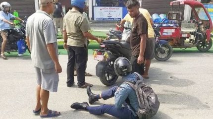 विराटनगरमा प्रहरीले चलाएको मोटरसाइकल र सफारी ठोक्किए