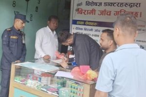 धनकुटाका औषधि पसलमा अनुगमन : एउटा सिलबन्दी, चारवटाको दर्ता प्रमाणपत्र जफत