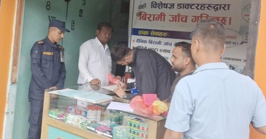 धनकुटाका औषधि पसलमा अनुगमन : एउटा सिलबन्दी, चारवटाको दर्ता प्रमाणपत्र जफत