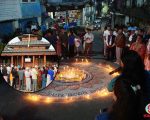 बाढीमा ज्यान गुमाएकाको धनकुटामा सम्झना : कतै दीप प्रज्वलन, कतै गीतापाठ