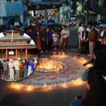 बाढीमा ज्यान गुमाएकाको धनकुटामा सम्झना : कतै दीप प्रज्वलन, कतै गीतापाठ