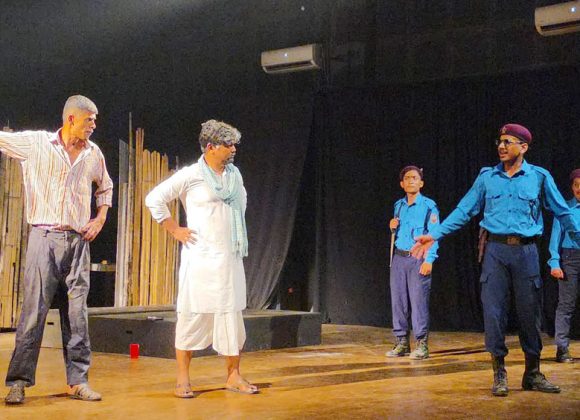 भोटेकोशी बाढीपीडितलाई सहयोग गर्न विराटनगरमा नाटक मञ्चन