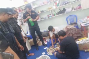 मोरङ कारागारको ‘बी’ ब्लकबाट १० लाख नगद, रड र दुई थान मोबाइल बरामद