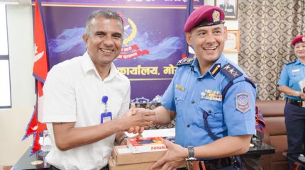 नोबेल अस्पतालद्वारा मोरङ प्रहरीलाई कल रेकर्डिङ उपकरण हस्तान्तरण