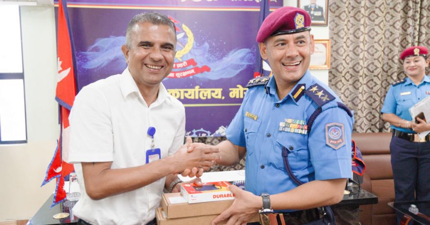 नोबेल अस्पतालद्वारा मोरङ प्रहरीलाई कल रेकर्डिङ उपकरण हस्तान्तरण