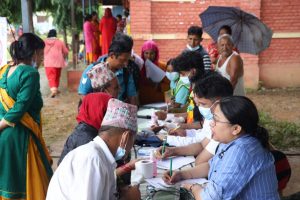 बाढी प्रभावित क्षेत्रमा काठमाडौं मेडिकल कलेजद्वारा निःशुल्क स्वास्थ्य शिविर
