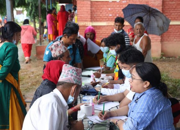 बाढी प्रभावित क्षेत्रमा काठमाडौं मेडिकल कलेजद्वारा निःशुल्क स्वास्थ्य शिविर