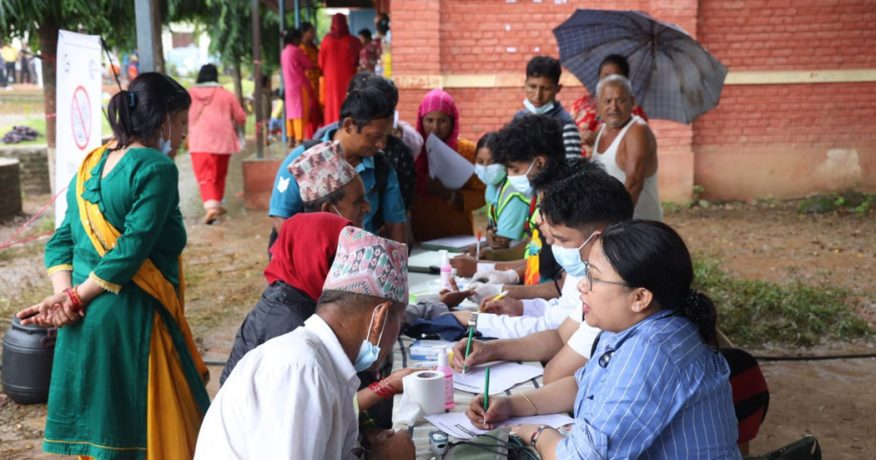 बाढी प्रभावित क्षेत्रमा काठमाडौं मेडिकल कलेजद्वारा निःशुल्क स्वास्थ्य शिविर