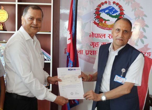 न्युरो अस्पतालद्वारा भोटेकोशी बाढीपीडितलाई २१ लाख सहयोग