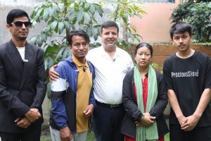 डा.सुनिल शर्माले केएमसीमा बाढीपीडित विष्णुकुमारीको निःशुल्क मृगौला प्रत्यारोपण गराउँदै