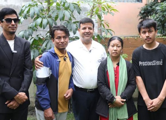 डा.सुनिल शर्माले केएमसीमा बाढीपीडित विष्णुकुमारीको निःशुल्क मृगौला प्रत्यारोपण गराउँदै