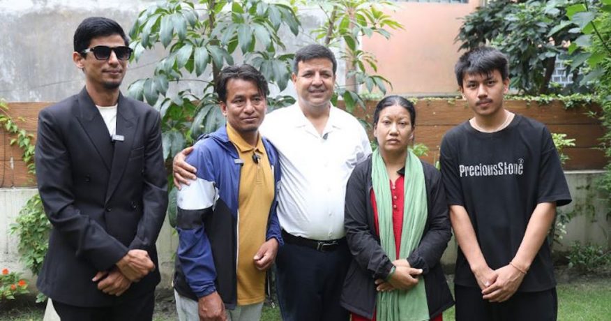 डा.सुनिल शर्माले केएमसीमा बाढीपीडित विष्णुकुमारीको निःशुल्क मृगौला प्रत्यारोपण गराउँदै