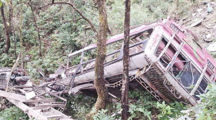 स्कुल बस दुर्घटना हुँदा चार विद्यार्थीसहित पाँच जनाको मृत्यु