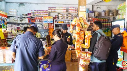 पाख्रीबास बजारमा छड्के अनुगमन, म्याद गुज्रिएका सामान जफत