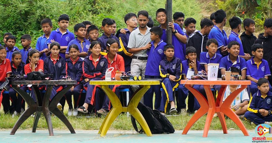 धनकुटाको निजामती आविका विद्यार्थीले बनाए एआई रोबोटिक्स उपकरण