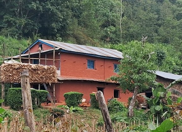 धनकुटामा हराउँदै रातो माटोले घर पोत्ने प्रचलन