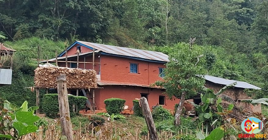 धनकुटामा हराउँदै रातो माटोले घर पोत्ने प्रचलन